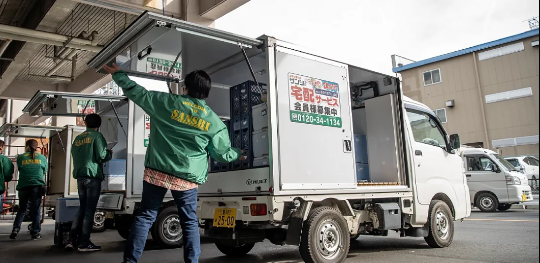 サンシのスタッフが宅配車へ商品を積み込む現場