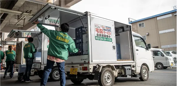 宅配車への積み込み作業