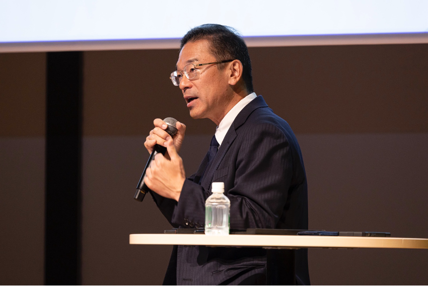 登壇して解説するコンサルタント